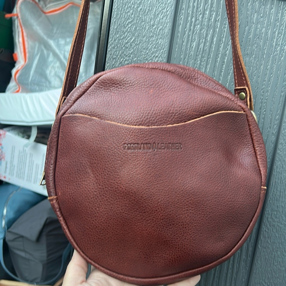 • PORTLAND LEATHER GOODS ROUND LEATHER CROSSBODY BAG